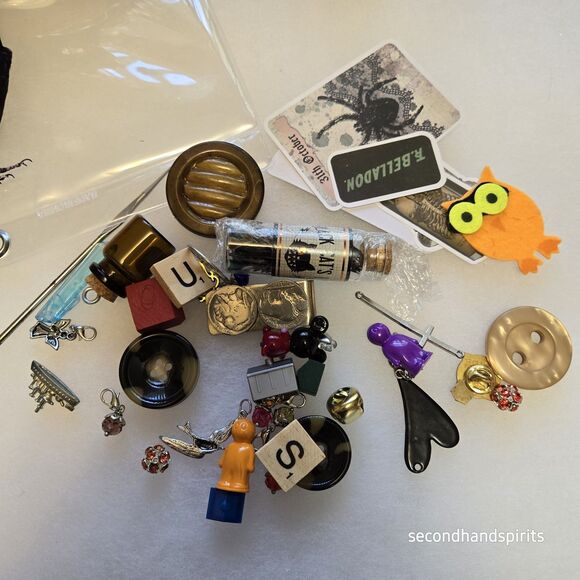 My Pretties Raven Crow Assemblage Art Crafting Lot Vintage Buttons Charms Lot D - Picture 2 of 5